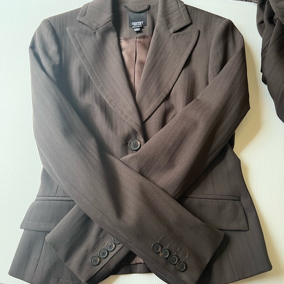 SPRIT collection 2 piece suit. Size 2 - Picture 3 of 7